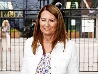 Kate Middleton : sa mère Carole déchaînée à Wimbledon… et dans une combinaison osée, à 67 ans, elle resplendit !
