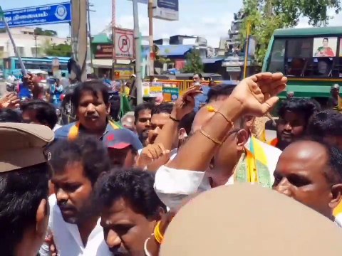 அதிக விலைக்கு விக்கறாங்க.. புதுக்கோட்டையில் டாஸ்மாக் கடைகளை முற்றுகையிட்டு பாஜகவினர் போராட்டம்