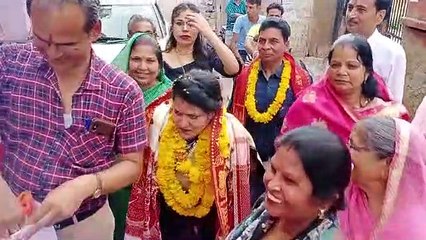 पीएम से अवार्ड लेकर लौटी सुनीता गुप्ता का ढोल-नगाड़ों से किया स्वागत
