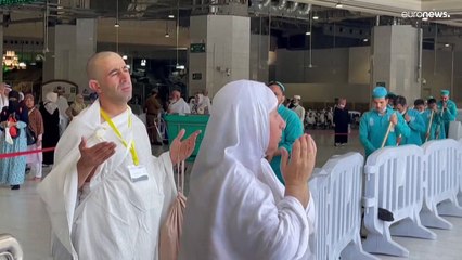 آلاف الحجاج يصلون إلى مكة لتأدية مناسك الحج بعد عامين من الجائحة