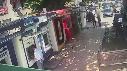 Elindeki çekiçle 8 ATM'ye zarar veren zanlının görüntüleri kameraya yansıdı