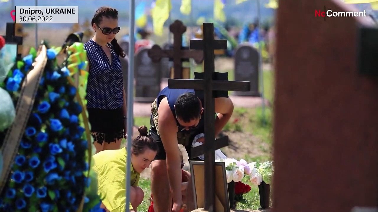 Grieving Ukrainian families bury their dead in "Cemetery of Heroes"