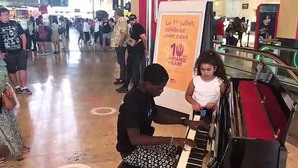 Mourad, prodige marseillais, au piano de la gare St Charles