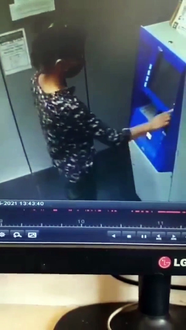 പണം പിന്‍വലിക്കാന്‍ 'പുതിയ സ്റ്റെപ്പുകള്‍'; വൈറലായി പെണ്‍കുട്ടി