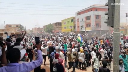 شاهد: قوات الأمن السودانية تشتبك مع متظاهرين بعد مقتل محتجين