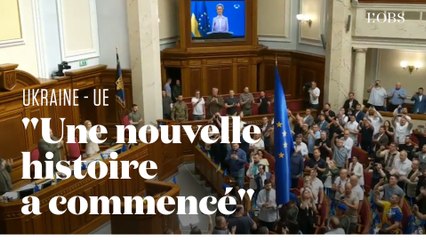 Le drapeau de l'Union européenne applaudi pour son entrée au parlement ukrainien