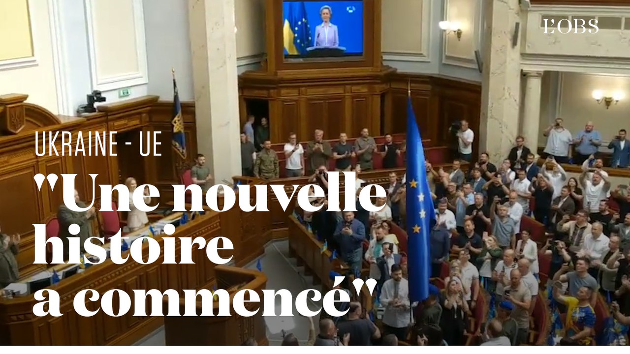 Le drapeau de l'Union européenne applaudi pour son entrée au parlement ukrainien