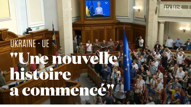Le drapeau de l'Union européenne applaudi pour son entrée au parlement ukrainien