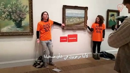 ناشطان بيئيان يلصقان أصابعهما بإطار لوحة لفان غوخ في معرض لندني