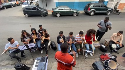 Aprender música en la calle, un regalo para niños y jóvenes de Caracas