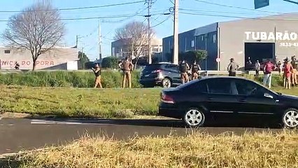 Durante fuga, condutor bate em traseira de caminhão na saída de Umuarama para Xambrê
