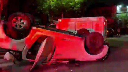 Dos camionetas colisionaron en Arcos Vallarta, una de ellas terminó volcada