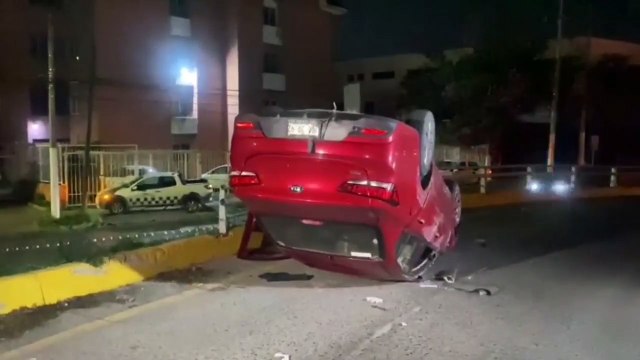 Un vehículo terminó volcado sobre Lázaro Cárdenas; sus tripulantes resultaron ilesas