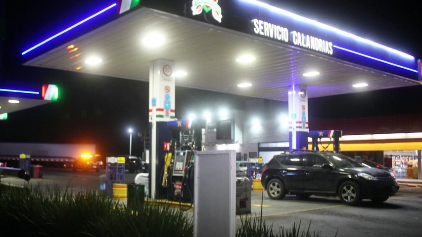 Un par de ladrones robaron 32 bidones llenos de la gasolinera ubicada en Calandrias