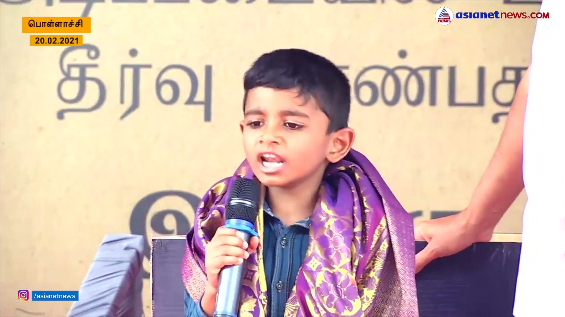 കുട്ടിയെ ആദരിച്ച് മുഖ്യമന്ത്രി സ്റ്റാലിന്‍; വേദിയില്‍ വെച്ച് രഹസ്യം പറഞ്ഞ് കുരുന്നും, ഹൃദ്യം ഈ വീഡിയോ