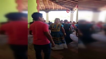 Akıllara durgunluk veren olay… Belediye başkanı beyaz gelinlik giydirdiği timsahla dünya evine girdi!