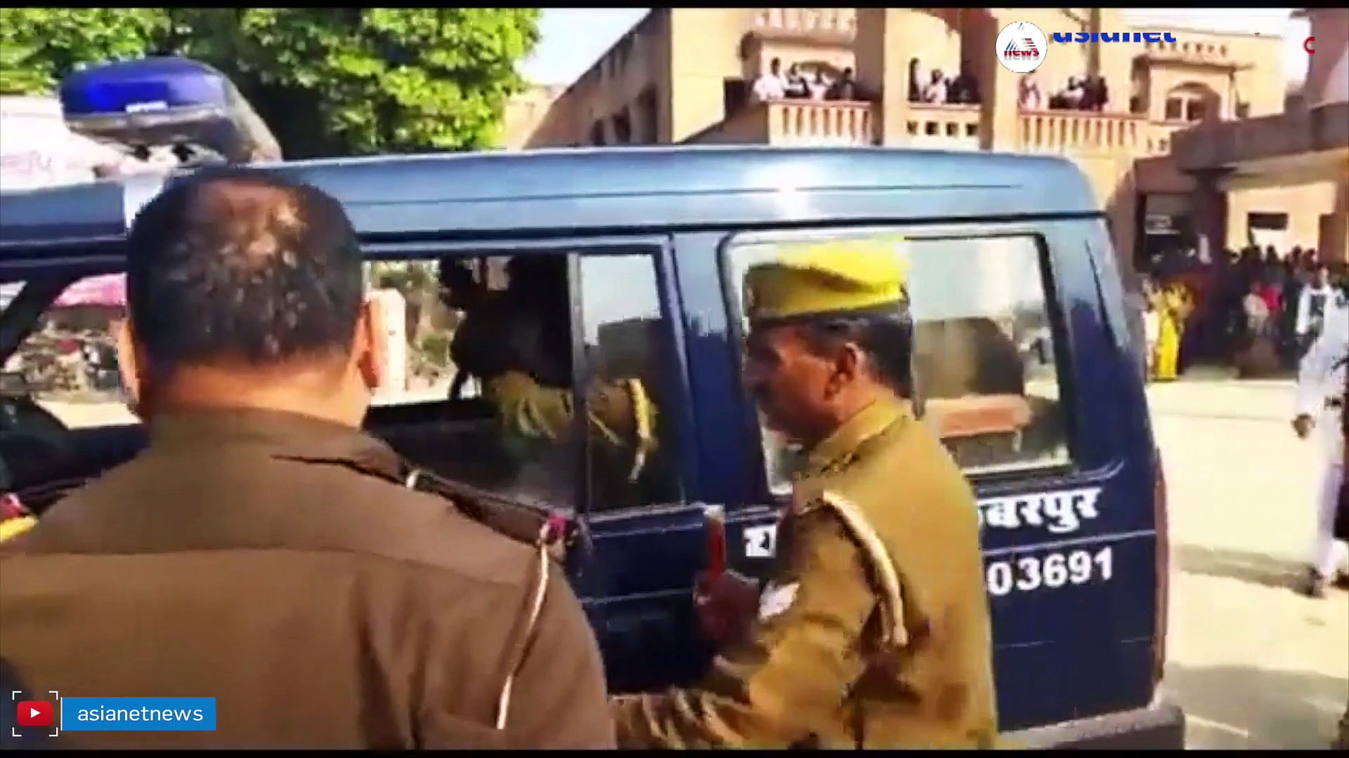 UP Police Brutality: കൈക്കുഞ്ഞുമായി നിന്ന യുവാവിനെ പൊതിരെ തല്ലി പൊലീസ്, അന്വേഷണം