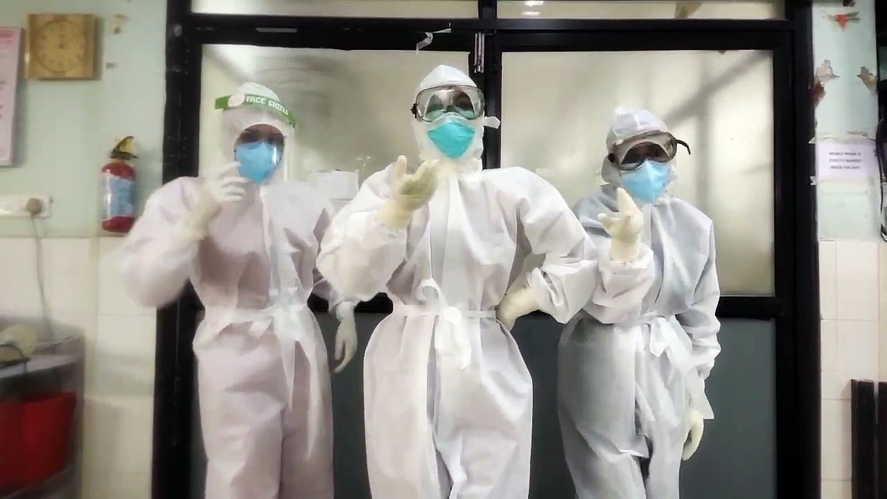 കൊവിഡിനിടെ ഒരു റിലാക്‌സേഷന്‍, പിപിഇ കിറ്റില്‍ ആശുപത്രിക്കുള്ളില്‍ നിന്ന് ഒരു ചുവടുവെയ്പ്പ്