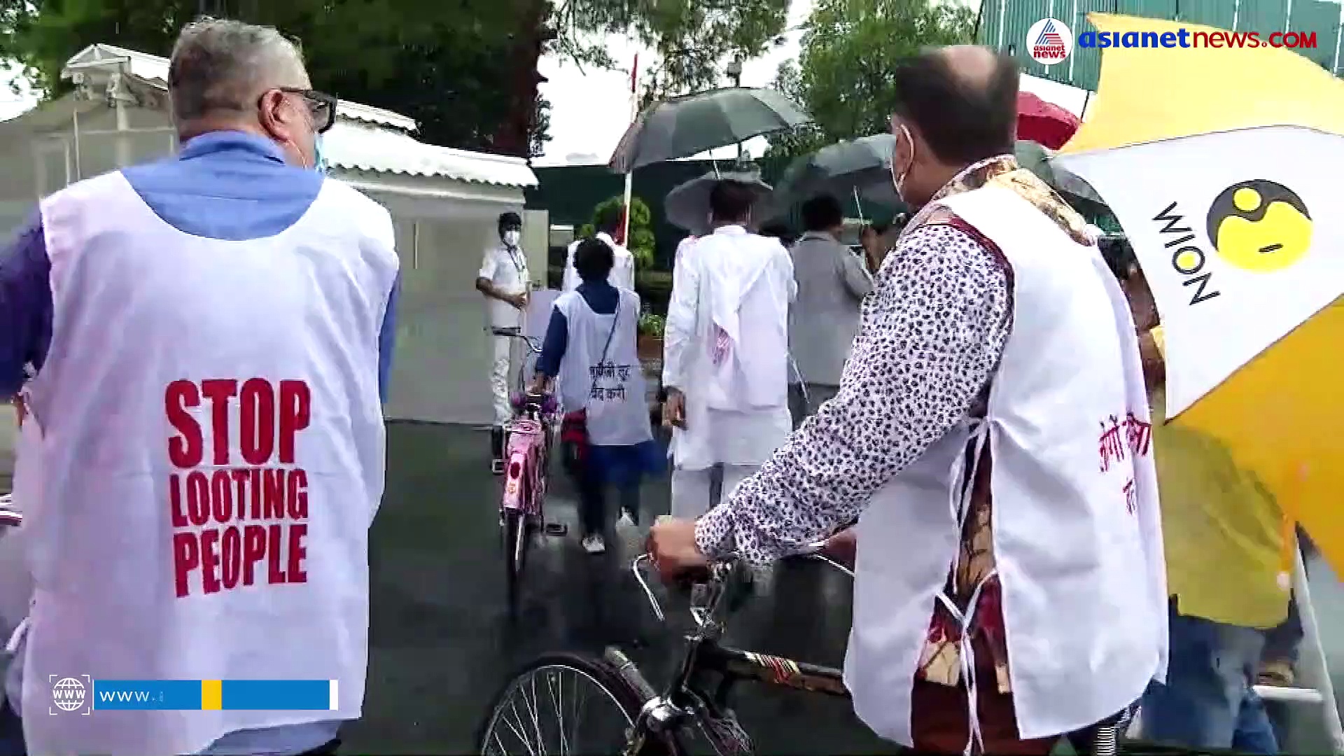 ഇന്ധനവില വര്‍ധനയില്‍ പ്രതിഷേധം; മഴയിലും തളരാതെ സൈക്കിള്‍ ചവിട്ടി പാര്‍ലമെന്റിലെത്തി തൃണമൂല്‍ എംപിമാര്‍