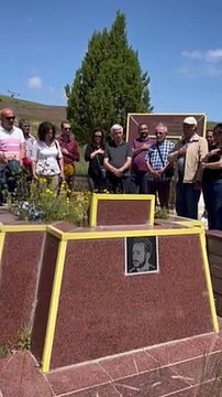 Sivas Katliamı'nda öldürülen halk ozanı Hasret Gültekin, anıt mezarı başında anıldı