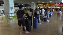 Comienza la operación salida marcada por la huelga de Ryanair y las esperas en el aeropuerto