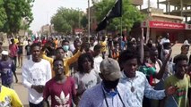 Sudaneses protestam contra militares, um dia após mortes em manifestação