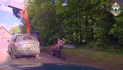 Padre quiere impedir el arresto de su hijo con una escabadora en Vermont