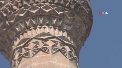 Minareden sokağa 5 kiloluk taş parçası düştü