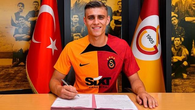 Genç yıldız formayı giydi! Kazımcan Karataş, Galatasaray'da