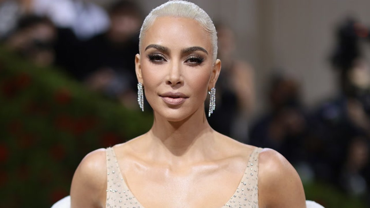 Nach Hailey Bieber: Auch Kim Kardashian wird verklagt!