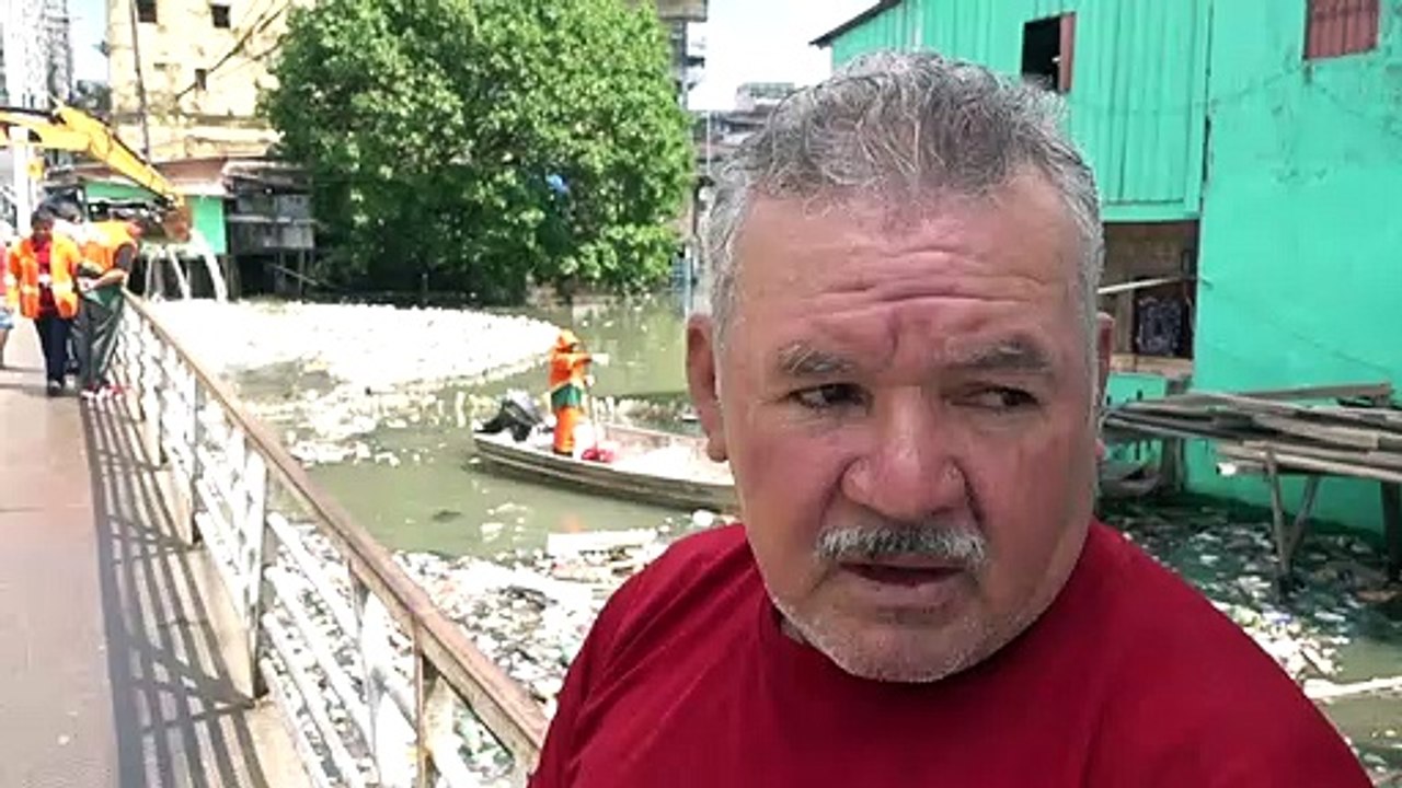 Toneladas de basura flotan en las aguas de Manaos, la principal urbe amazónica