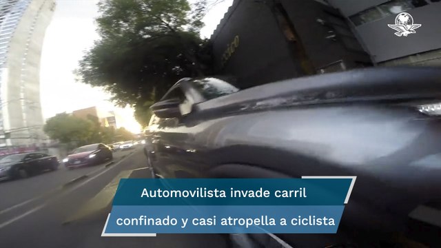 Ciclista denuncia a automovilista que invadió carril confinado y casi lo atropella