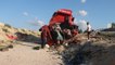 Mersin'de nakliye kamyonu şarampole uçtu: 4 ölü