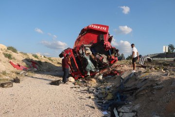 Mersin'de nakliye kamyonu şarampole uçtu: 4 ölü