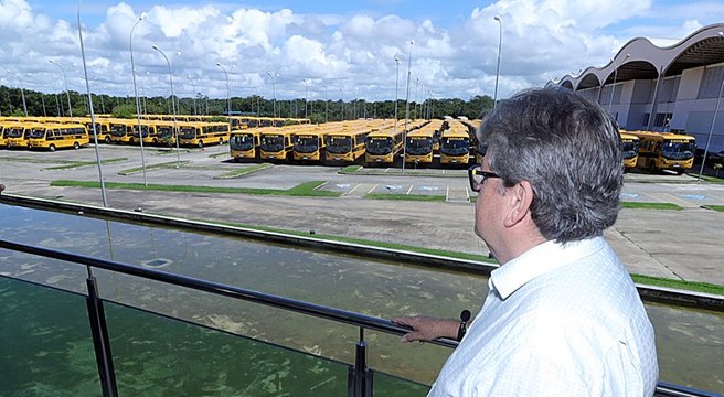 João Azevêdo entrega mais de 130 ônibus escolares para municípios, e prefeitos destacam parceria