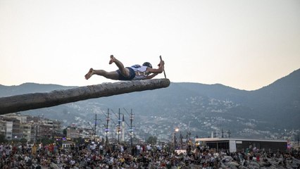 Kabotaj bayramında yağlı direğin ucundaki bayrağa erişmek için yarıştılar