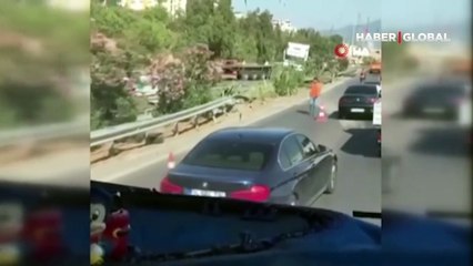 Dehşete düşüren kaza anı! Tırın altında kalmaktan son anda kurtuldular