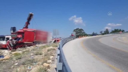 Ev eşyası taşıyan kamyon devrildi, 4 kişi öldü