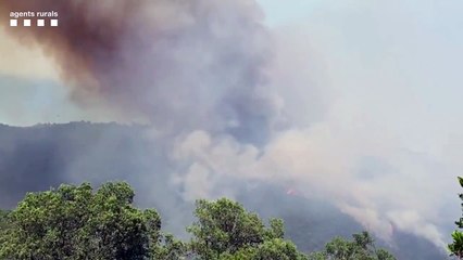 Los bomberos estabilizan el incendio en Castell d'Aro