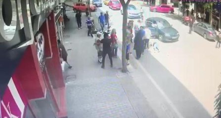 OTOMOBİLİN YAYAYA ÇARPTIĞI KAZA KAMERADA