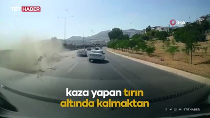 Karşı şeride geçen tırın altında kalmaktan son anda kurtuldular