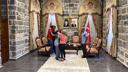 Çağrılara kulak verip teslim olan örgüt mensupları aileleriyle buluştu