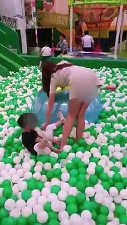 人妻球池區陪小孩 連身短裙曝光 網見「小丁」：狂按重播