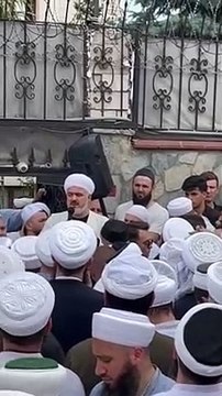 Ne olur son kez Efendi Hazretlerimizi görelim diyen İhvanımız.Torunu Muhammed Fatih hocamızın ricası