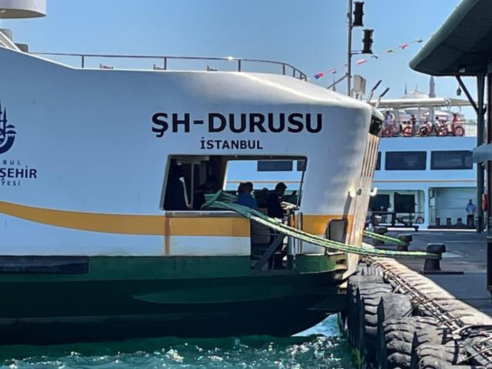 Karaköy'de şehir hatları vapurunun iskeleye çarpması sonucu 7 kişi yaralandı (2)