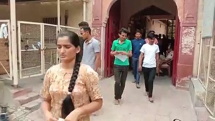 Video herunterladen: Exam : ...तो इसलिए 45 मिनट देरी से शुरू हुई परीक्षा, जानें क्या है कारण