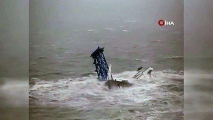 Hong Kong'ta gemi ikiye ayrıldı: Onlarca kişi kayıp