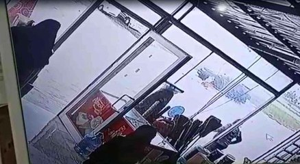 Sele kapılan çocuğu esnaf kurtardı