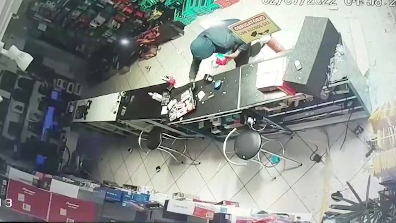 Câmera de segurança flagra ação da gangue da marcha-ré