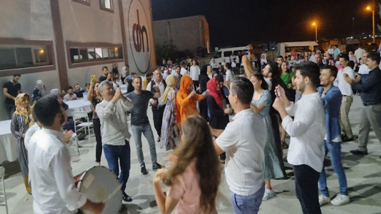 Asgari ücretin yükselmesini halaylarla kutladılar